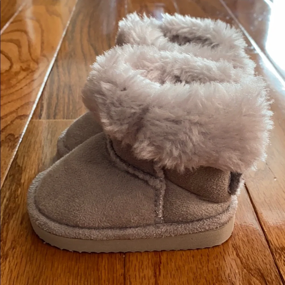 Baby girl fur lined boots